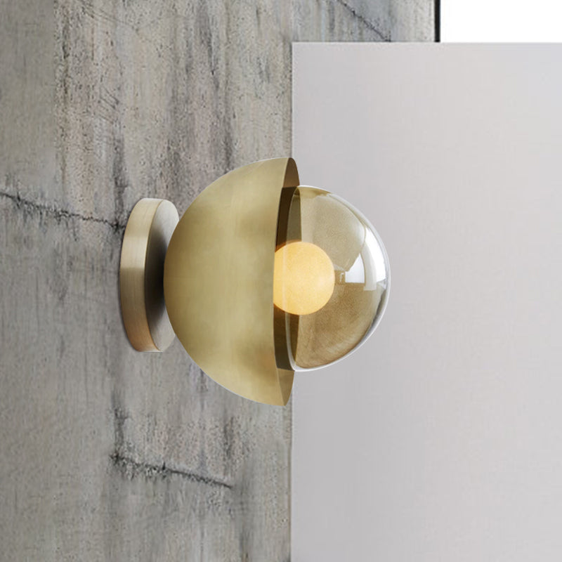 Metallic Halbmond Wandleuchte Modernist 1-Licht Messing/Chrom Wandleuchte mit Orb Tan Glasschirm für Flur
