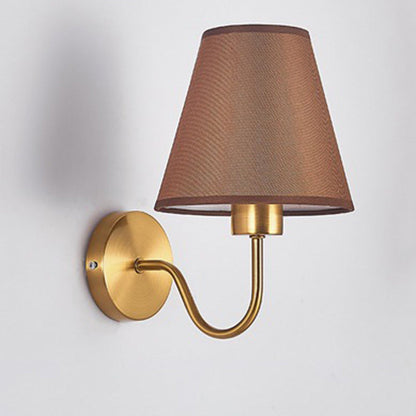 Zeitgenössische nordische runde gebogene Stangen-Eisen-Stoffschirm 1-Lampe Wandleuchte für das Wohnzimmer