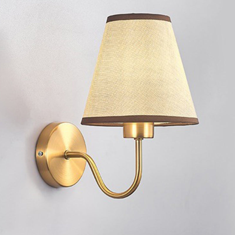 Zeitgenössische nordische runde gebogene Stangen-Eisen-Stoffschirm 1-Lampe Wandleuchte für das Wohnzimmer