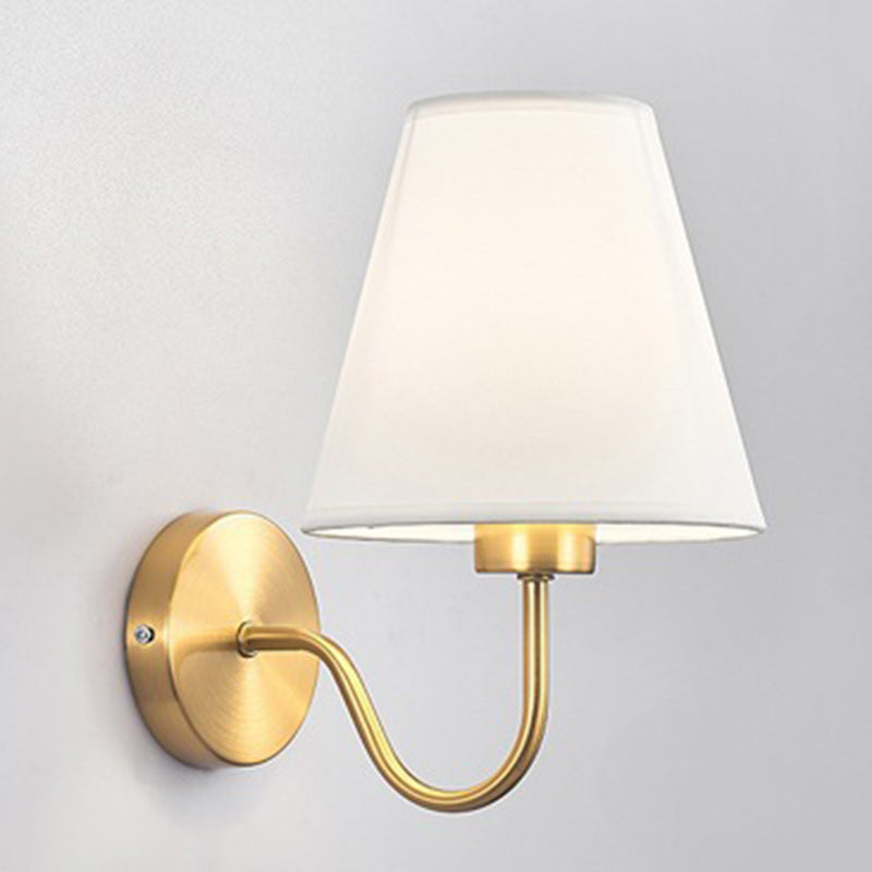 Zeitgenössische nordische runde gebogene Stangen-Eisen-Stoffschirm 1-Lampe Wandleuchte für das Wohnzimmer
