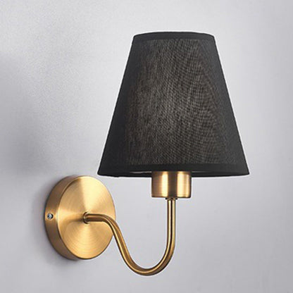 Zeitgenössische nordische runde gebogene Stangen-Eisen-Stoffschirm 1-Lampe Wandleuchte für das Wohnzimmer