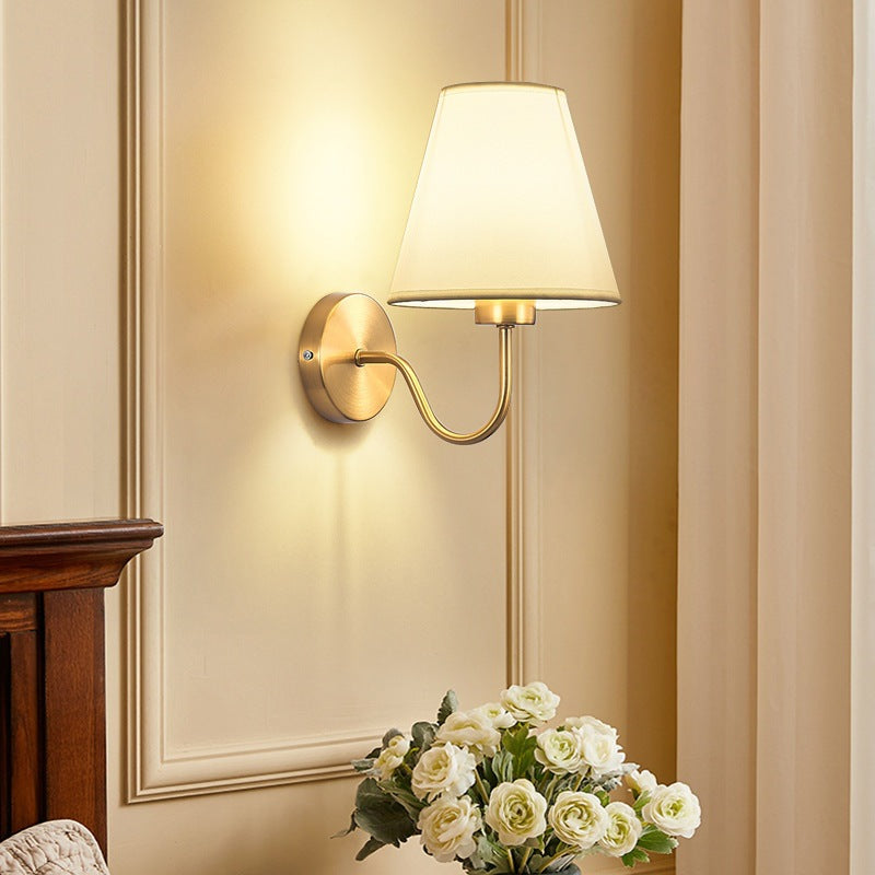 Zeitgenössische nordische runde gebogene Stangen-Eisen-Stoffschirm 1-Lampe Wandleuchte für das Wohnzimmer