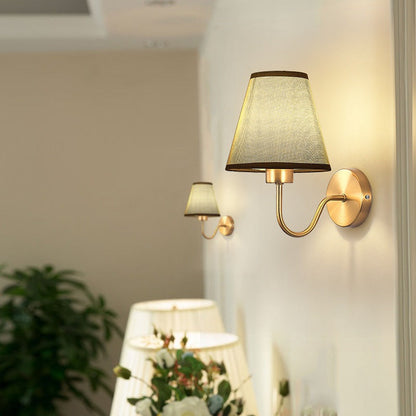Zeitgenössische nordische runde gebogene Stangen-Eisen-Stoffschirm 1-Lampe Wandleuchte für das Wohnzimmer