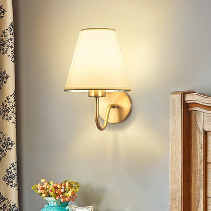 Zeitgenössische nordische runde gebogene Stangen-Eisen-Stoffschirm 1-Lampe Wandleuchte für das Wohnzimmer