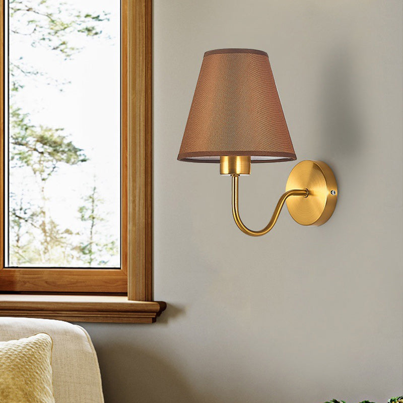 Zeitgenössische nordische runde gebogene Stangen-Eisen-Stoffschirm 1-Lampe Wandleuchte für das Wohnzimmer