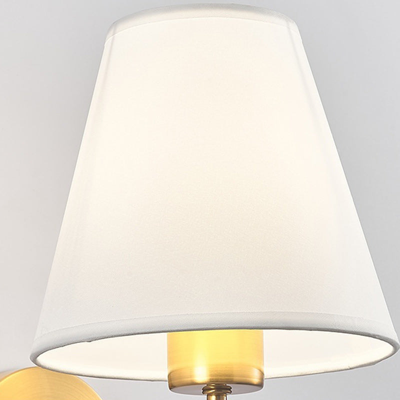 Zeitgenössische nordische runde gebogene Stangen-Eisen-Stoffschirm 1-Lampe Wandleuchte für das Wohnzimmer