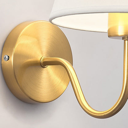 Zeitgenössische nordische runde gebogene Stangen-Eisen-Stoffschirm 1-Lampe Wandleuchte für das Wohnzimmer