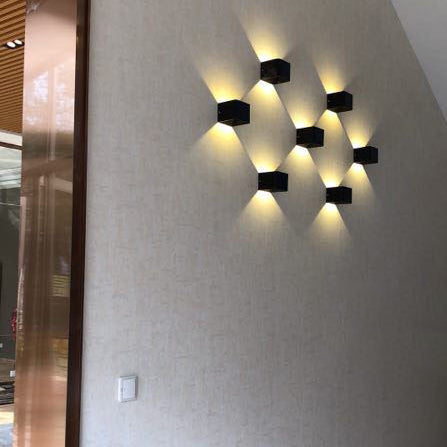 Moderne minimalistische wasserdichte Würfel Auf-Und-Ab-Aluminium-Glas-Induktions-LED-Wandleuchten für das Schlafzimmer