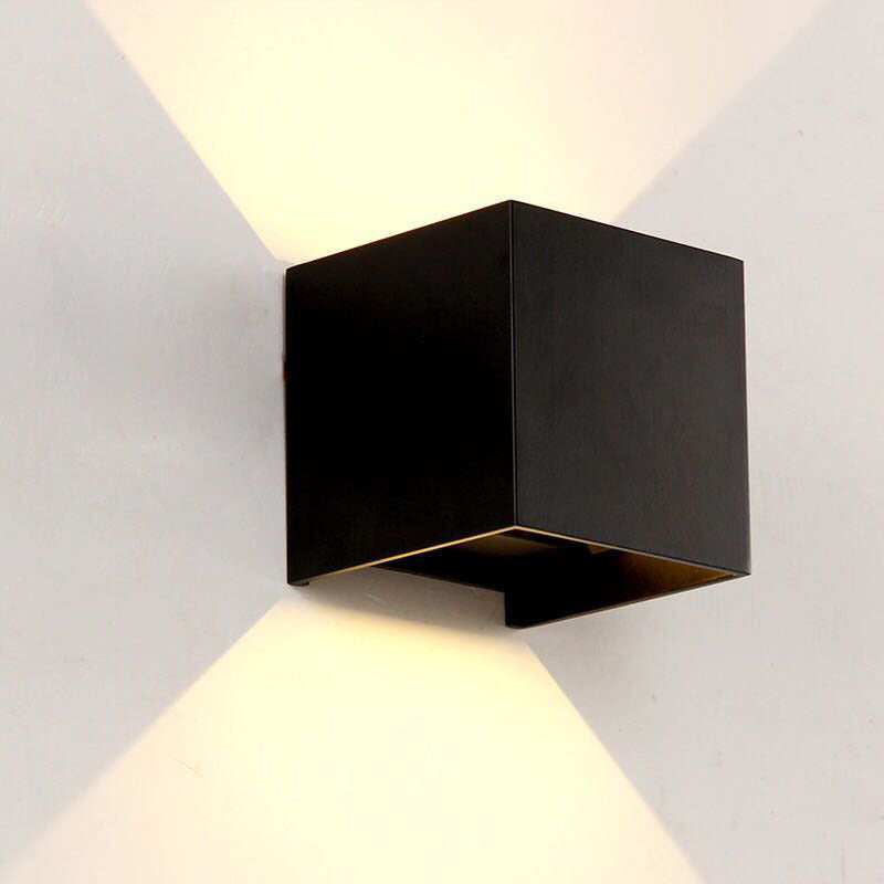Moderne minimalistische wasserdichte Würfel Auf-Und-Ab-Aluminium-Glas-Induktions-LED-Wandleuchten für das Schlafzimmer