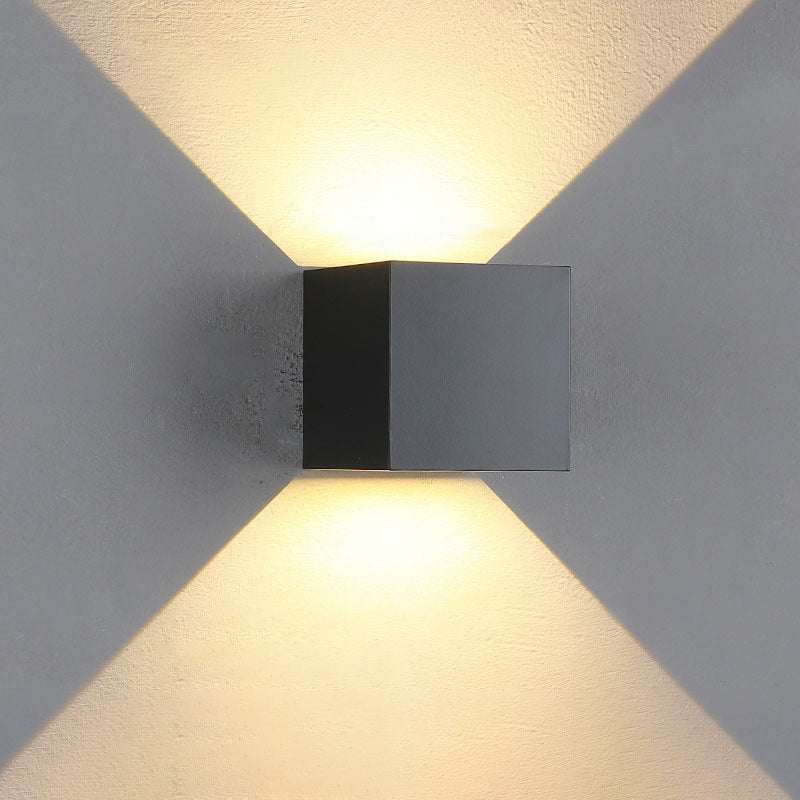 Moderne minimalistische wasserdichte Würfel Auf-Und-Ab-Aluminium-Glas-Induktions-LED-Wandleuchten für das Schlafzimmer