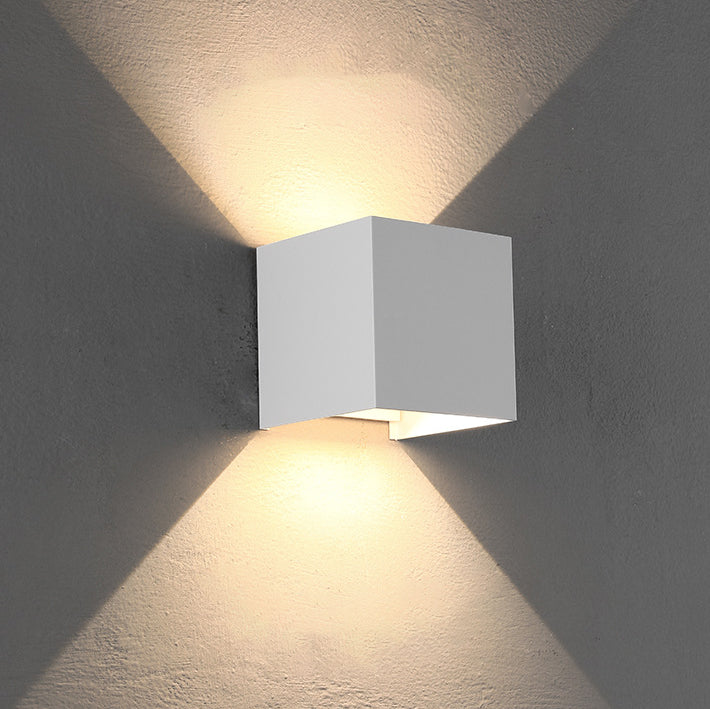 Moderne minimalistische wasserdichte Würfel Auf-Und-Ab-Aluminium-Glas-Induktions-LED-Wandleuchten für das Schlafzimmer