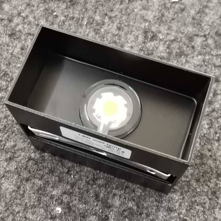 Moderne minimalistische wasserdichte Würfel Auf-Und-Ab-Aluminium-Glas-Induktions-LED-Wandleuchten für das Schlafzimmer