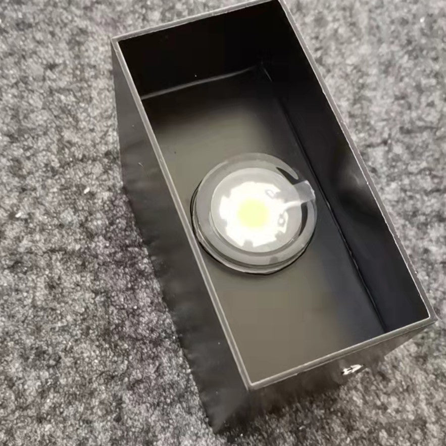 Moderne minimalistische wasserdichte Würfel Auf-Und-Ab-Aluminium-Glas-Induktions-LED-Wandleuchten für das Schlafzimmer