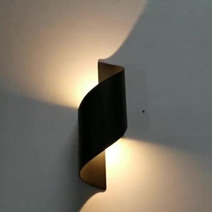 Moderne minimalistische wasserdichte spiralförmige Aluminium-Acryl-LED-Wandlampe für das Schlafzimmer