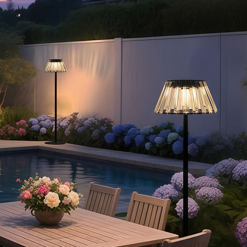 Zeitgenössische industrielle wasserdichte Solar-USB-Eisen-Glas-Außen-LED-Stehlampe für den Garten