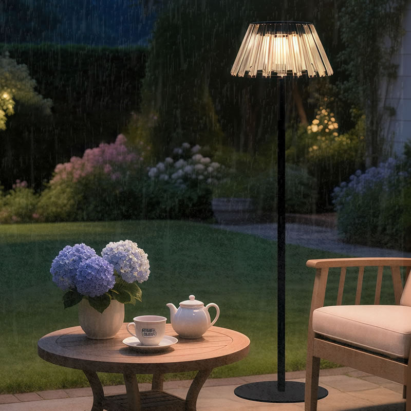 Zeitgenössische industrielle wasserdichte Solar-USB-Eisen-Glas-Außen-LED-Stehlampe für den Garten