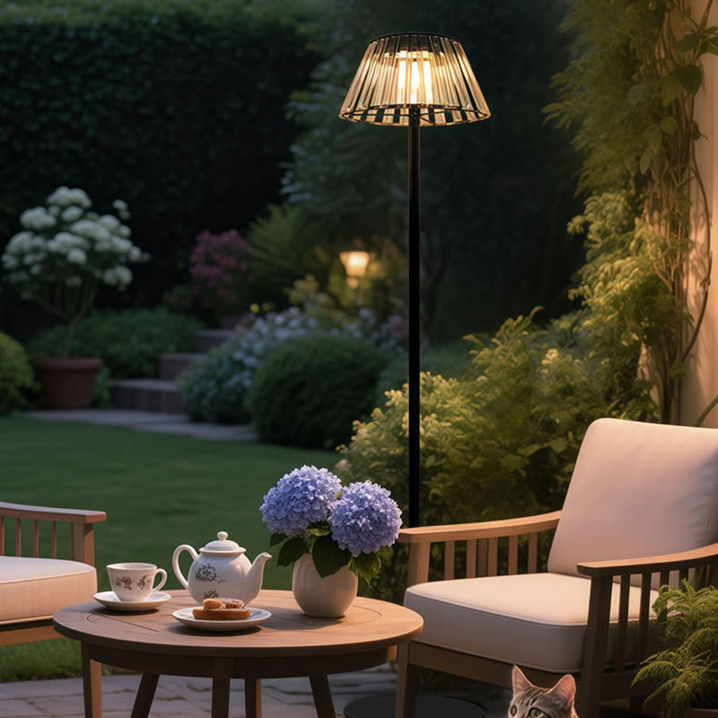 Zeitgenössische industrielle wasserdichte Solar-USB-Eisen-Glas-Außen-LED-Stehlampe für den Garten