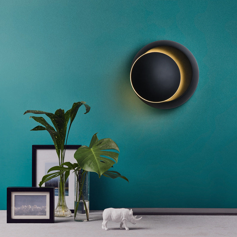 Zeitgenössische nordische Eisenrunde Eclipse rotierbare LED-Wandleuchte für Nachttisch