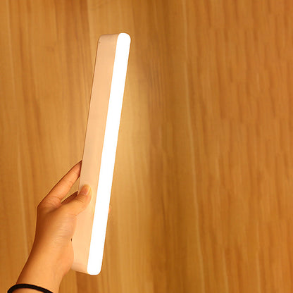 Moderne minimalistische wiederaufladbare magnetische Saugnapf Kunststoffstreifen rechteckige LED-Wandlampe Nachtlicht zum Lernen