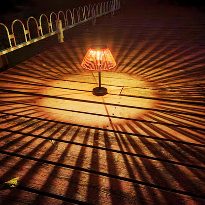 Traditionelle Bauernhaus wasserdichte solarbetriebene wiederaufladbare Webgummi-Rattan-Eisen konische LED-Außen-Tischlampe für den Garten