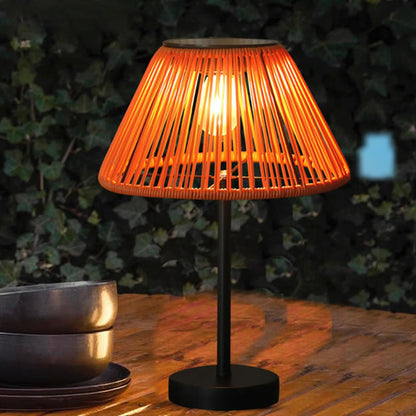 Traditionelle Bauernhaus wasserdichte solarbetriebene wiederaufladbare Webgummi-Rattan-Eisen konische LED-Außen-Tischlampe für den Garten