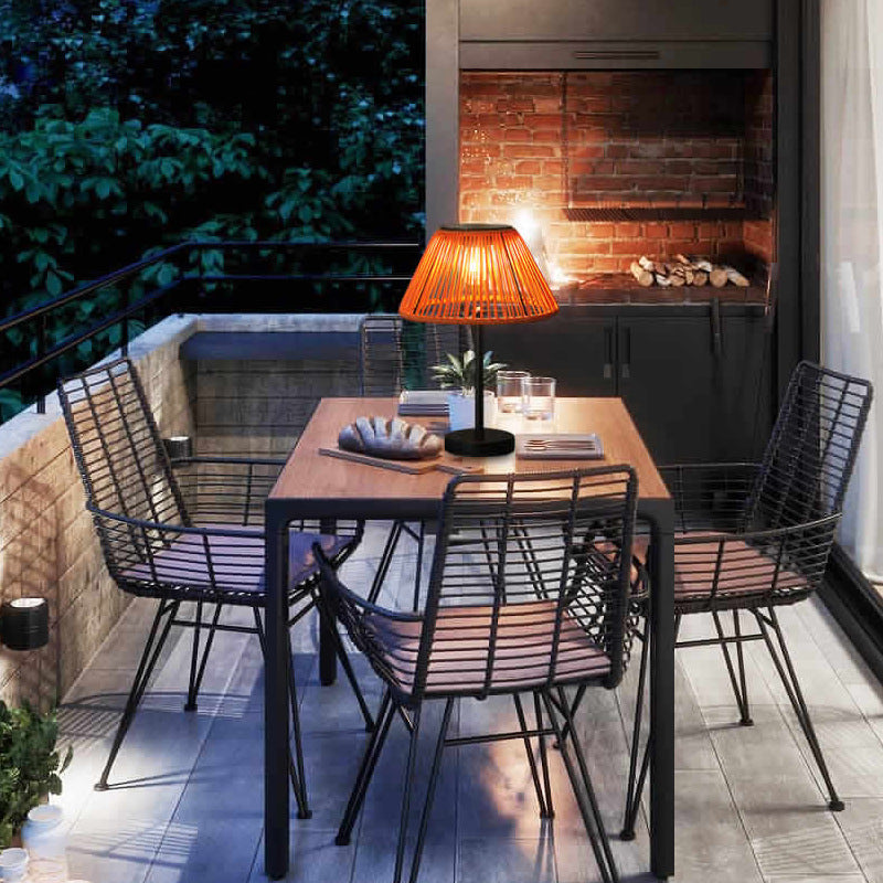 Traditionelle Bauernhaus wasserdichte solarbetriebene wiederaufladbare Webgummi-Rattan-Eisen konische LED-Außen-Tischlampe für den Garten
