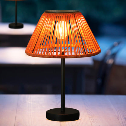 Traditionelle Bauernhaus wasserdichte solarbetriebene wiederaufladbare Webgummi-Rattan-Eisen konische LED-Außen-Tischlampe für den Garten