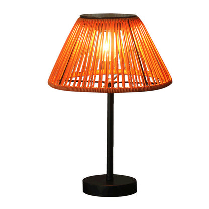 Traditionelle Bauernhaus wasserdichte solarbetriebene wiederaufladbare Webgummi-Rattan-Eisen konische LED-Außen-Tischlampe für den Garten