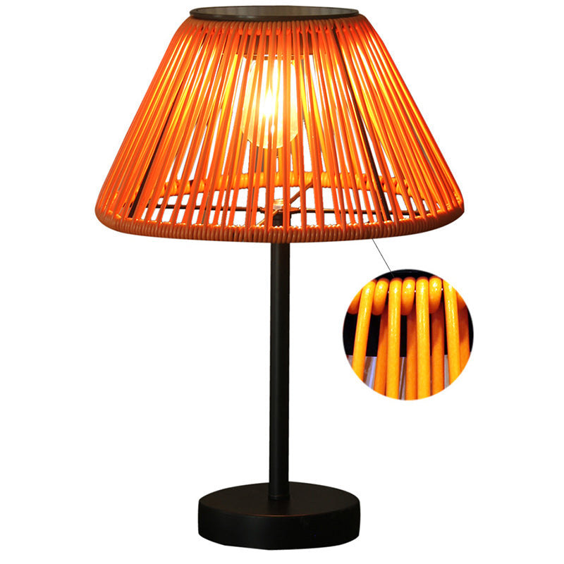 Traditionelle Bauernhaus wasserdichte solarbetriebene wiederaufladbare Webgummi-Rattan-Eisen konische LED-Außen-Tischlampe für den Garten