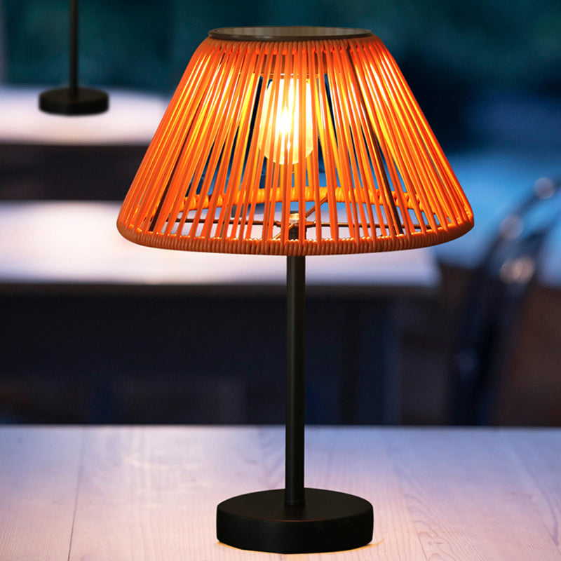 Traditionelle Bauernhaus wasserdichte solarbetriebene wiederaufladbare Webgummi-Rattan-Eisen konische LED-Außen-Tischlampe für den Garten