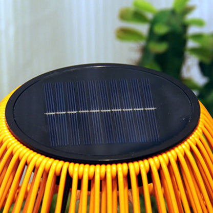 Traditionelle Bauernhaus wasserdichte solarbetriebene wiederaufladbare Webgummi-Rattan-Eisen konische LED-Außen-Tischlampe für den Garten