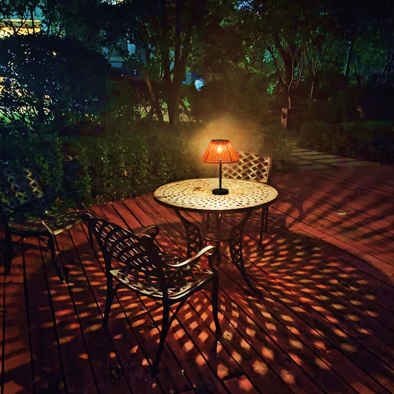 Traditionelle Bauernhaus wasserdichte solarbetriebene wiederaufladbare Webgummi-Rattan-Eisen konische LED-Außen-Tischlampe für den Garten
