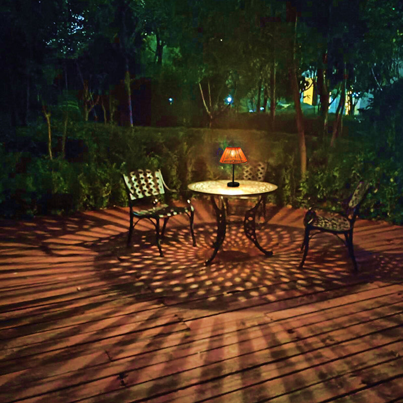 Traditionelle Bauernhaus wasserdichte solarbetriebene wiederaufladbare Webgummi-Rattan-Eisen konische LED-Außen-Tischlampe für den Garten