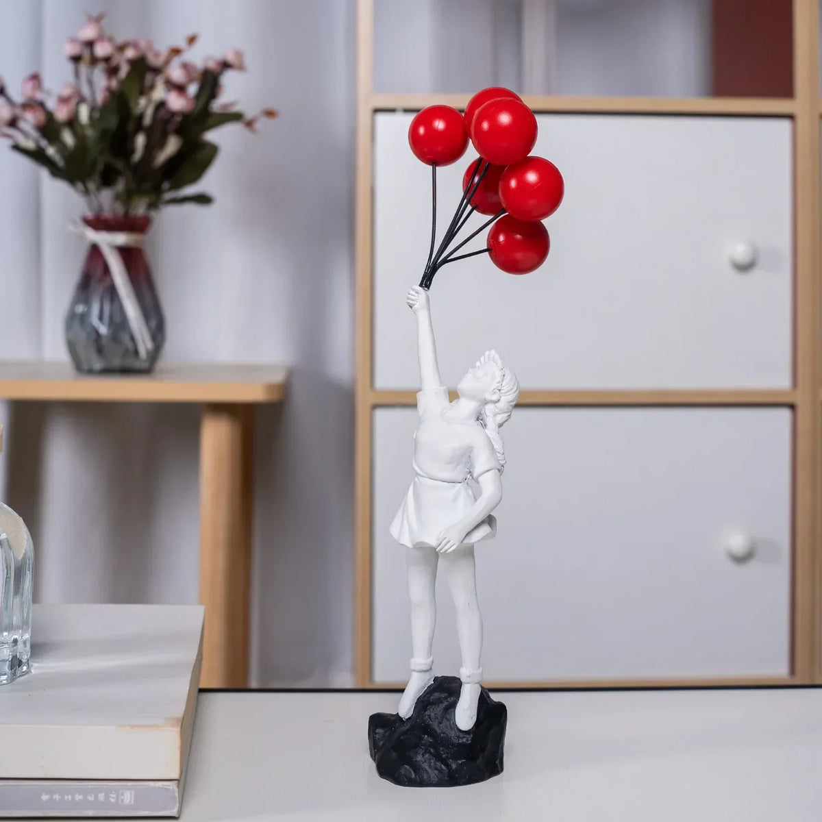 Skulptur eines Mädchens mit Ballon im Banksy-Stil zur Tischdekoration und kreativen Wohnzimmerschmuck