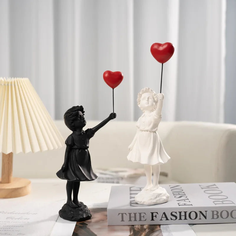 Skulptur eines Mädchens mit Ballon im Banksy-Stil zur Tischdekoration und kreativen Wohnzimmerschmuck