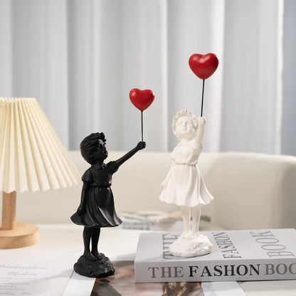 Skulptur eines Mädchens mit Ballon im Banksy-Stil zur Tischdekoration und kreativen Wohnzimmerschmuck