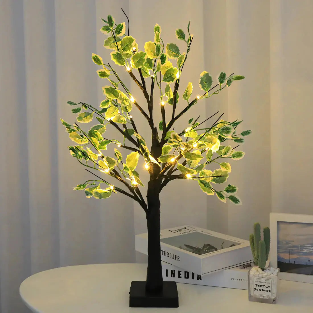 Magische BrightTree Tischlampe Elegantes Baumdesign mit warmem LED-Licht