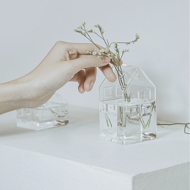 Einfaches Mini-Haus-Glas-Blumenvasen
