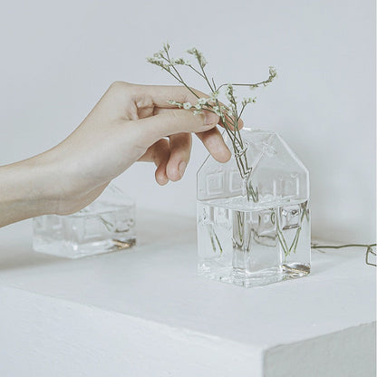 Einfaches Mini-Haus-Glas-Blumenvasen