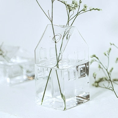 Einfaches Mini-Haus-Glas-Blumenvasen