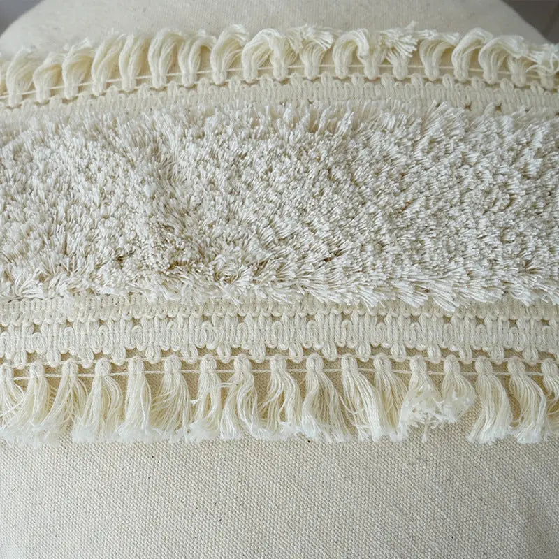 Dekoratives Kissen mit Texturmuster und Fransen