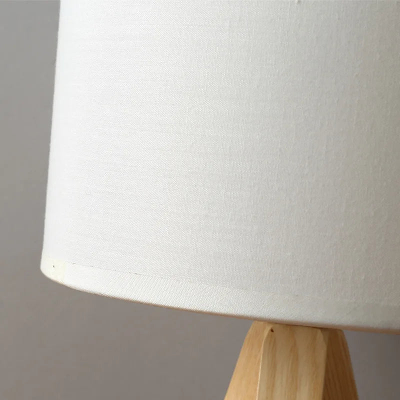 Holztischlampe mit modernem Design