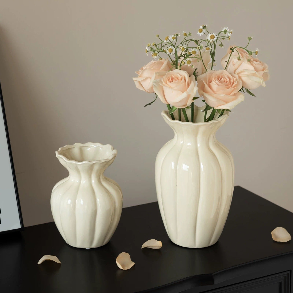 Elegante ausgestellte Keramik-Blumenvase