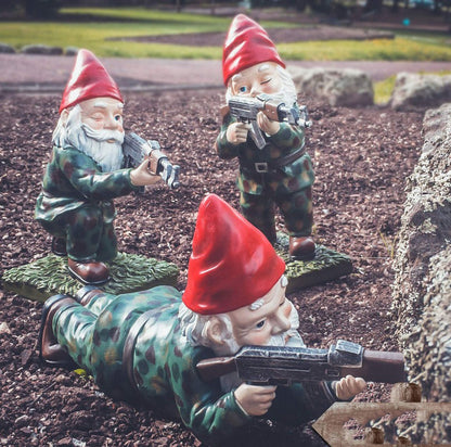 Militärischer Gartenwichtel mit Tarnuniform