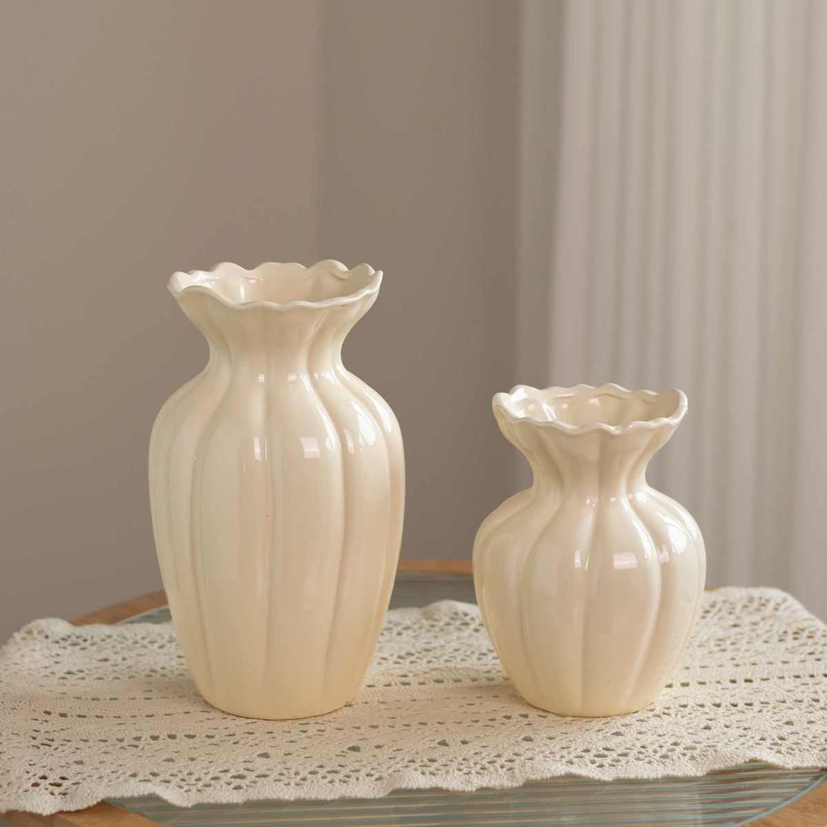Elegante ausgestellte Keramik-Blumenvase