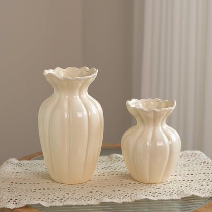 Elegante ausgestellte Keramik-Blumenvase