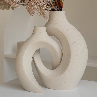 Moderne skulpturale Hohlring-Ceramic Tischvase Set mit minimalistischer asymmetrischer Silhouette