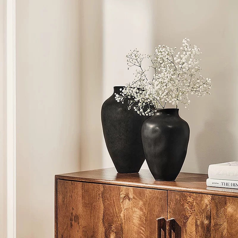 Elegante geschwungene Keramikvase