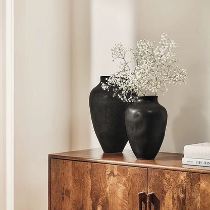 Elegante geschwungene Keramikvase