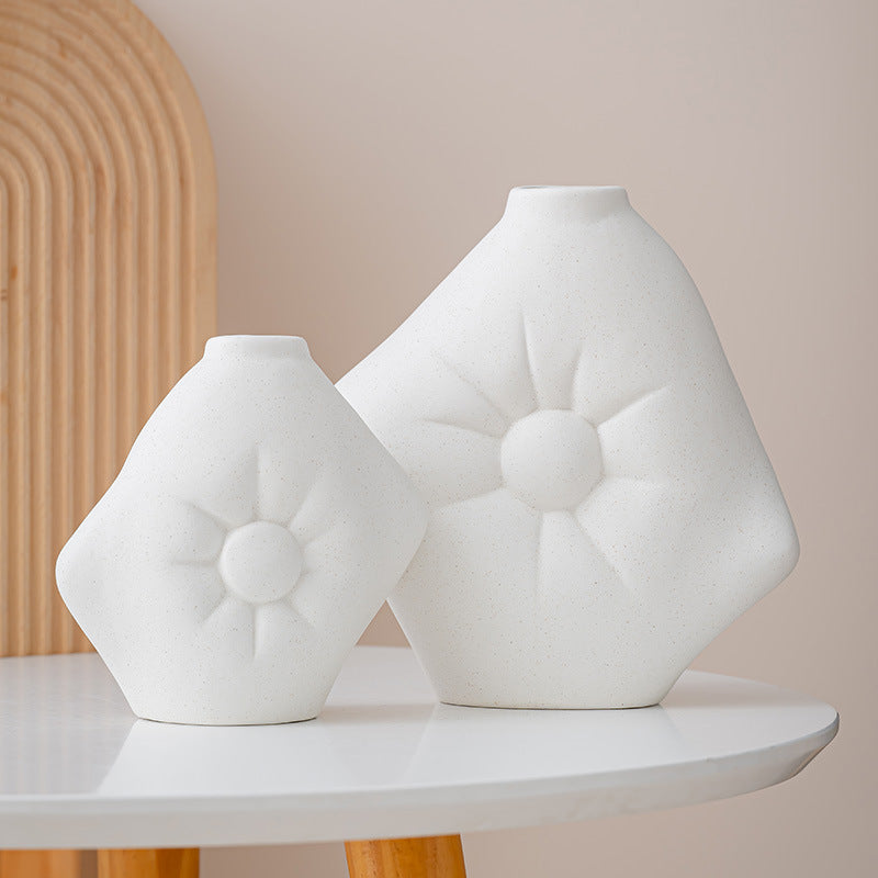 Optimized geometric decorative ceramic vase
